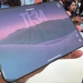 چین‌خوردگی نمایشگر آیفون Duo