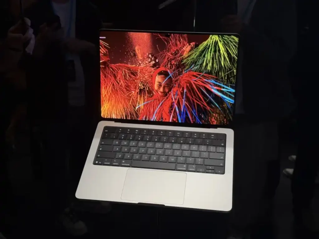 مک بوک پرو لمسی اپل با نمایشگر Tandem OLED
