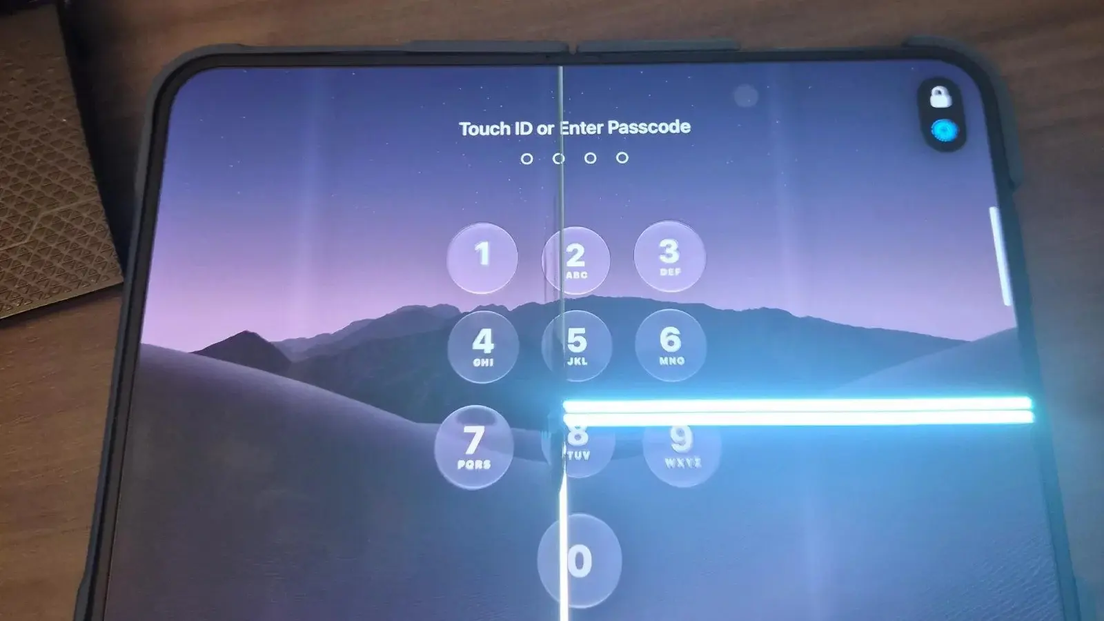 ترک خوردن نمایشگر آیفون Duo